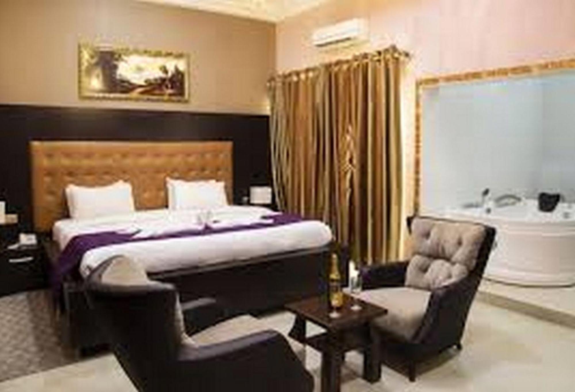 Room In Lodge - Hampton Towers Spa Asaba Exterior photo